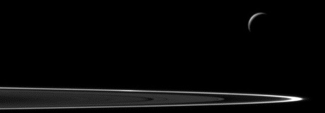 Enceladus na tle pierścieni Saturna. zdj. Cassini/NASA - materiały prasowe
